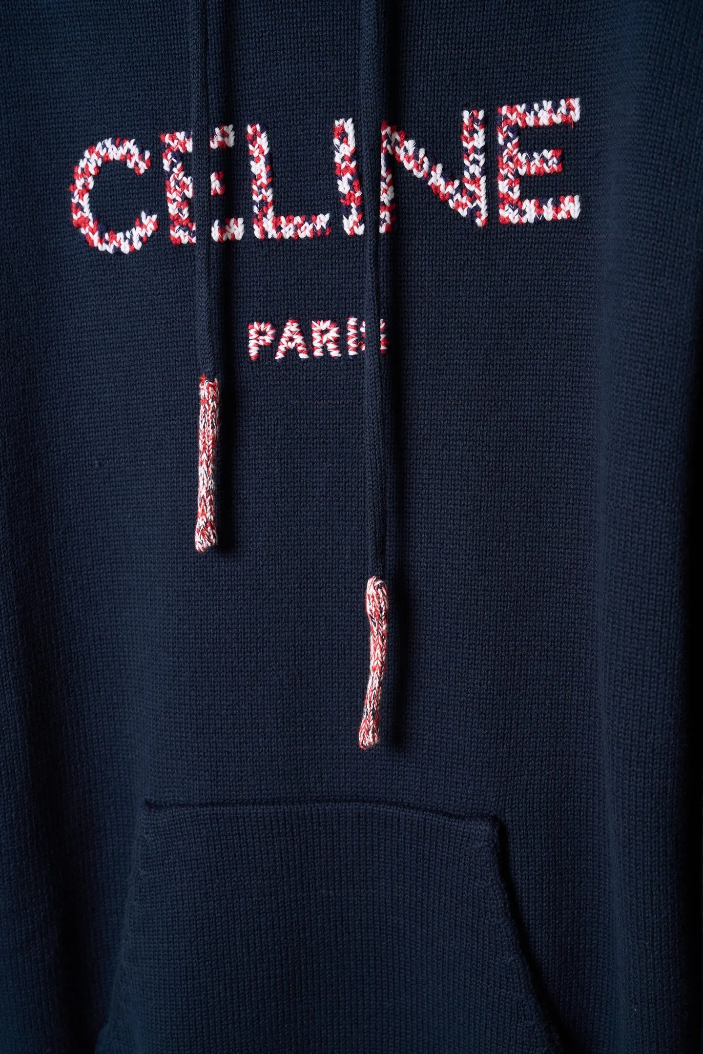 [Real auction] CELINE/Celine embroidered logo knitted hooded sweater [In Stock] S M L XL CELINE PARIS embroidered oversized version, hood, with adjustable drawstring, 1 kangaroo pocket, dropped shoulders, ribbed trim. The embroidery uses mixed color embroidery threads, and the 3D three-dimensional embroidery process is customized with brand letter embroidery. The total number of stitches is approximately 16,800. Ultra high density embroidery. Washing water for ready-made clothes, removes wool impurities, fixes water, fixes the pattern and adds hand feel.